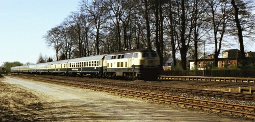 BR_218_Gesellschaftswagen_D-Zug_Bargteheide_Bahnhof_1985_Johannes_Spallek