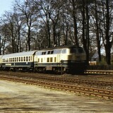 BR_218_Gesellschaftswagen_D-Zug_Bargteheide_Bahnhof_1985_Johannes_Spallek