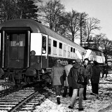 Gesellschaftswagen_BR_218_ozeanblau_beige_Bargteheide_Industriegleis_Einweihung_1981_Bahnhof