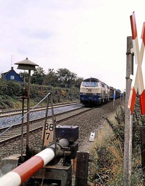 BR 218 ozenablau Güterzug Delingsdorf Kupfermühle Bahnhof Baustelle Gleisbau 1979
