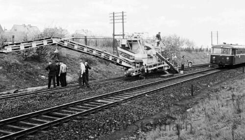 Bargteheide_Bahnhof_Gleisbauarbeiten_1960_Schottermaschine_VT_798_Schienenbus