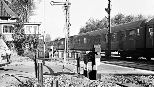 Bargteheide_Bahnübergang_Schranken_Eilzug_1975_Bahnwärterhäuschen