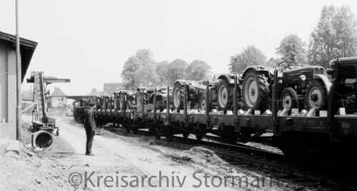 Trecker_auf_Flachwagen_DB_Bargteheide_Bahnhof_1965