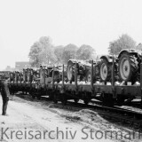 Trecker_auf_Flachwagen_DB_Bargteheide_Bahnhof_1965