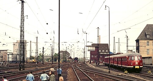 ET 30 BR 430 Dortmund Hbf 1977 Hauptbahnhof Gleisvorfeld Stellwerk Oberleitung (1)