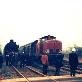 BR_012_063_V_100_BR_212_Umbauwagen_vierachsig_Deutsche_Bundesbahn_1973_Dransfeld_Bahnhof_a