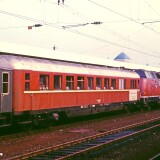 Hamm_Hauptbahnhof_1983_BR_220_033_Schurzenwagen_Speisewagen_Deutsche_Bundesbahn_DB_Sonderzug_Nostalgiefahrt