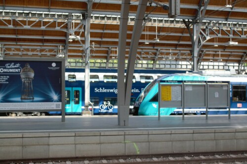 Lübeck Hauptbahnhof Regional Express 20230608 Bahnhofshalle (3)