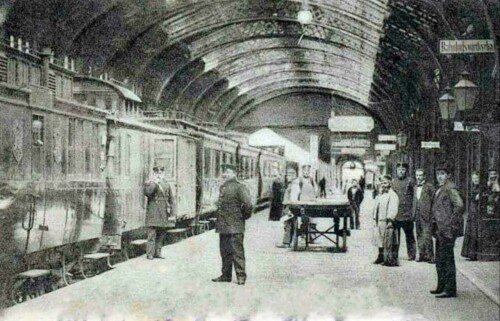 Alter Bahnhof Bahnhofshalle Bahnsteig LBE Personal Lübeck historische Aufnahme Holstentor Hansestadt