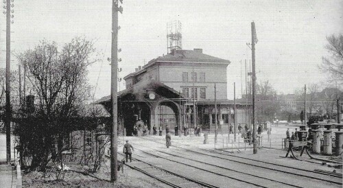Alter Hauptbahnhof Lübeck historische Aufnahme Holstentor Hansestadt 1880 Gleise Bahnübergang Straße