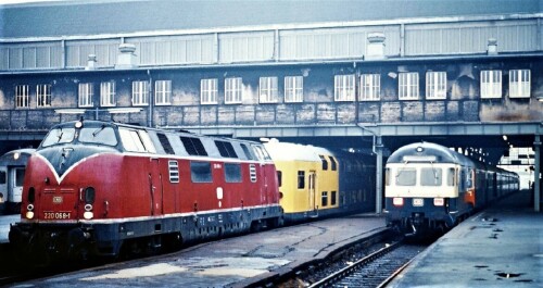 BR220 068 Doppelstockwagen LBE DAB 6 Lübeck Hauptbahnhof 1984