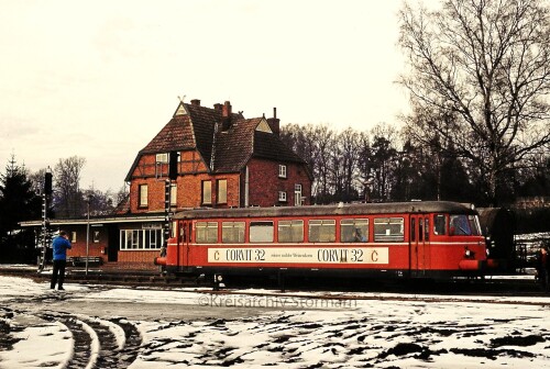 OHE MAN Schienenbus Hützel Bahnhof 1975 Bahnhofsgebäude (1)