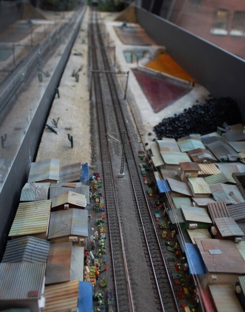 v_Miwula_Miniaturwunderland_Hamburg_Brucke_Strecke_um_die-WeltSalzlakenbecken-4.jpg