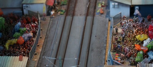 x Miwula Miniaturwunderland Hamburg Brücke Strecke indisches Armenviertel Farbfest