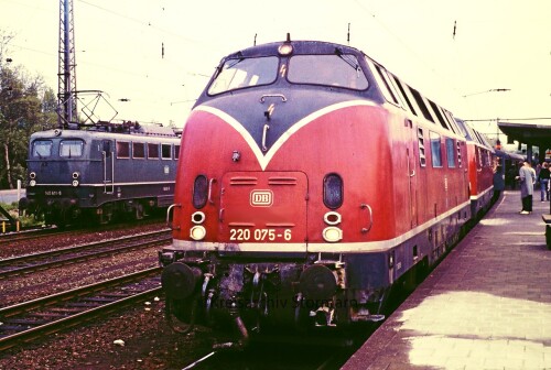 BR 220 075 V 200 007 BR 140 611 Doppeltraktion Osnabrück Hbf Bahnhof 1984 Sonderzug