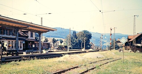Kirchzarten Bahnhof 1967 Flügelsignal Bahnsteig Hügel Berg Wiese Wald