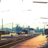 Kirchzarten_Bahnhof_1967_Flugelsignal_Bahnsteig_Hugel_Berg_Wiese_Wald_a