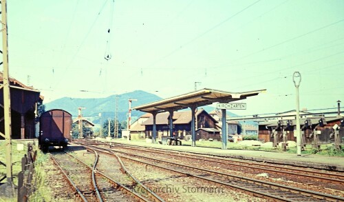 Kirchzarten Bahnhof 1967 gedeckter Güterwagen Bahnsteig dach