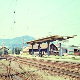 Kirchzarten_Bahnhof_1967_gedeckter_Guterwagen_Bahnsteig_dach