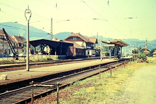 Kirchzarten Bahnhof 1967 gedeckter Güterwagen Bahnsteig dach Güterschuppen