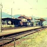 Kirchzarten_Bahnhof_1967_gedeckter_Guterwagen_Bahnsteig_dach_Guterschuppen