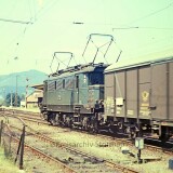 Kirchzarten_Bahnhof_BR_144_E_44_1967_Guterzug_Bahnsteig_dach_Guterschuppen