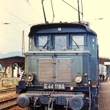 Kirchzarten_Bahnhof_E_44_1169_1967_Nahverkehrszug_Eilzug_Bahnsteig