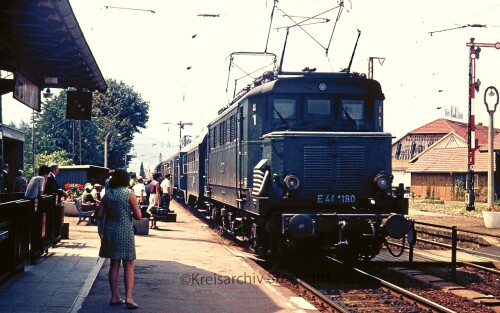 Kirchzarten Bahnhof E 44 1180 1967 Nahverkehrszug Eilzug Bahnsteig