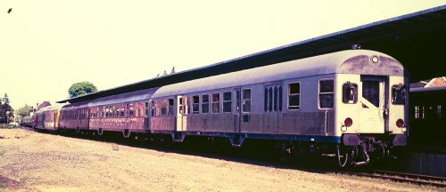 Die n Wagen besitzen "3. Klasse" Aufkleber. Die Doppelstockwagen besaßen als erste Waggons eine mit Kunstsoff überzogene gepolsterte 3. Klasse. Der überlebende der 8 der Lübecker Eisenbahnfreunde ist vorne am Zug.
