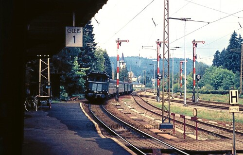 BR 145 168 E 44 Nachspann Schublok Eilzug Höllentalbahn Titisee Bahnhof Schienen Schneepflug 1972 DB