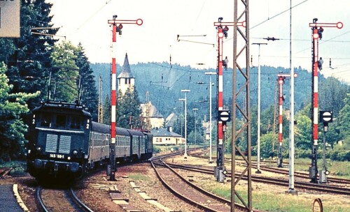 BR 145 168 E 44 Nachspann Schublok Eilzug Höllentalbahn Titisee Bahnhof Schienen Schneepflug 1972 DB