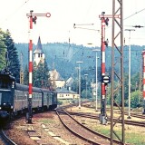 BR_145_168_E_44_Nachspann_Schublok_Eilzug_Hollentalbahn_Titisee_Bahnhof_Schienen_Schneepflug_1972_DB_Deutsche_Bundesbahn_a