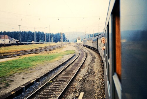 D Zug Titisee Bahnhof Bahnsteig 1967 Flügelsignale Oberleitung Gleisanlagen Weichen