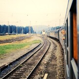 D-Zug_Titisee_Bahnhof_Bahnsteig_1967_Flugelsignale_Oberleitung_Gleisanlagen_Weichen