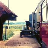 Furtwangen_Bahnhof_1967_VT_25_MEG_Milchverladung_MAN_Triebwagen_Schienenbus-1