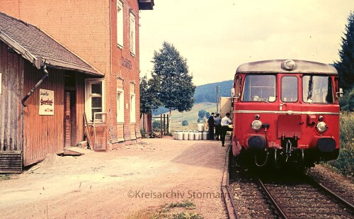 Furtwangen Bahnhof 1967 VT 25 MEG Milchverladung MAN Triebwagen Schienenbus (2)