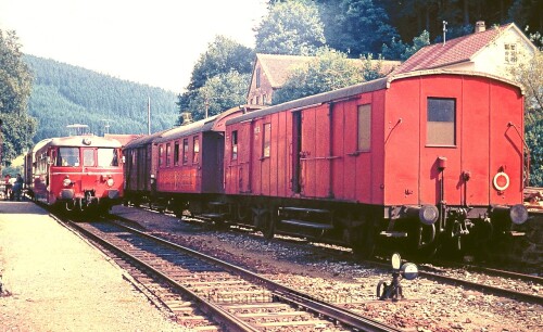 Furtwangen Bahnhof 1967 VT 25 MEG Milchverladung MAN Triebwagen Schienenbus (3)