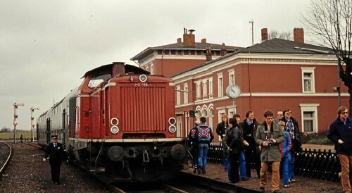 DAB 6 Doppelstockwagen LBE Lübbeck Büchener Eisenbahn Ratzeburg Bahnhof 1980 V 100 BR 212 rot purpur