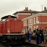 DAB_6_Doppelstockwagen_LBE_Lubbeck_Buchener-Eisenbahn_Ratzeburg_Bahnhof_1980_V_100_BR_212_rot_purpurrot-1