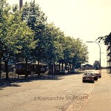 Achern_Bahnhof_1972_Triebwagen_VW_Kafer_Baumallee