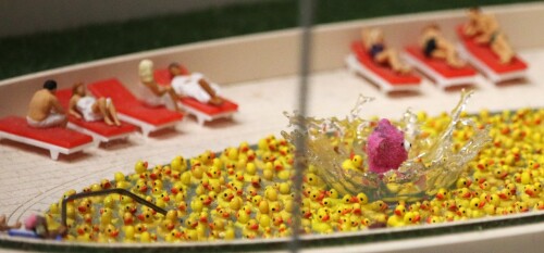 Monaco_Miniaturwunderland_Miwula_H0_Park_Schlospark_Rubber_duck_Quietscheentchen_Teich-2.jpg