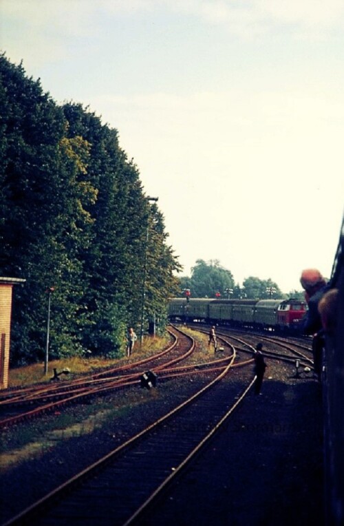 1972 BR 215 Lollo V 160 Lauenburg Bahnhof DB Eilzug Mitteleinstiegswagen Zugbegegnung