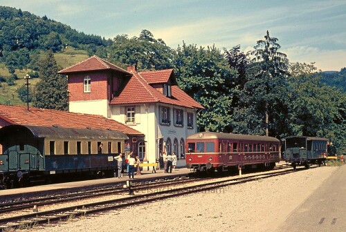 Ottenhöfen Bahnhof 1972 Gleisbild Vorfeld Triebwagen historisch Achertalbahn SWEG Südwestdeutsche La