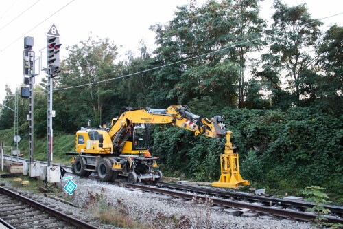 Zwei Wege Bagger Schien Fahrzeug Büchen Bahnhof Gleisbauarbeiten Gleis Umbau 20230916 (13)