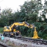Zwei_Wege_Bagger_Schien_Fahrzeug_Buchen_Bahnhof_Gleisbauarbeiten_Gleis_Umbau_20230916-13