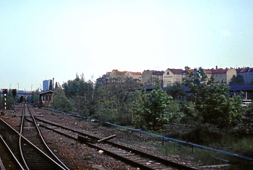 Berlin 1984 Yorckstraße und S Bahnhof Südkreuz Hintergrund Monumentenbrücke Bahnhof