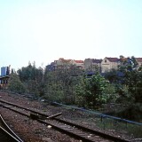 Berlin_1984_Yorckstrase_-und_S-Bahnhof_Sudkreuz-Hintergrund-Monumentenbrucke_Bahnhof