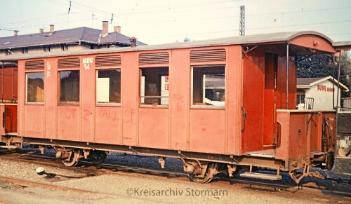 Bühl Bahnhof 1967 Schmalspurbahn Personenwaggon Jägermeister Werbung auf Zug Nebenbahn Privatbahn