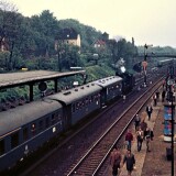 BR_038_382-8_Sonderzug_1972_Aumuhle_Bahnhof_nostalgischer_Zug-4