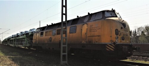 BR_221_EGP_V270_Schwarzenbek_Bahnhof_2019_Guterzug_Auto.jpg